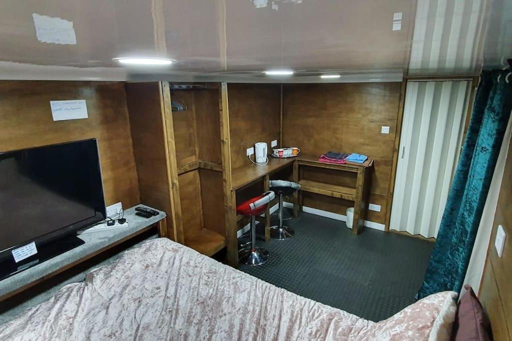Adorable Private Suite With Free Street Parking Leicester Exterior foto